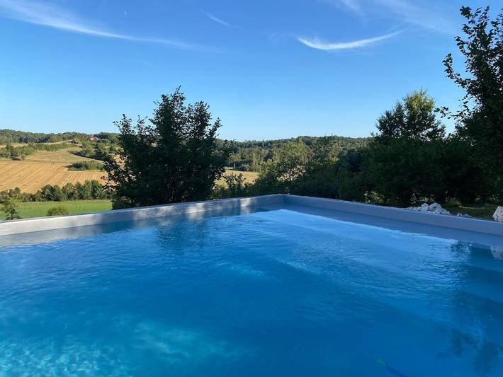 Location de vacances pour 10 personnes, avec vue ainsi que jardin et piscine à Villars (Aquitaine)