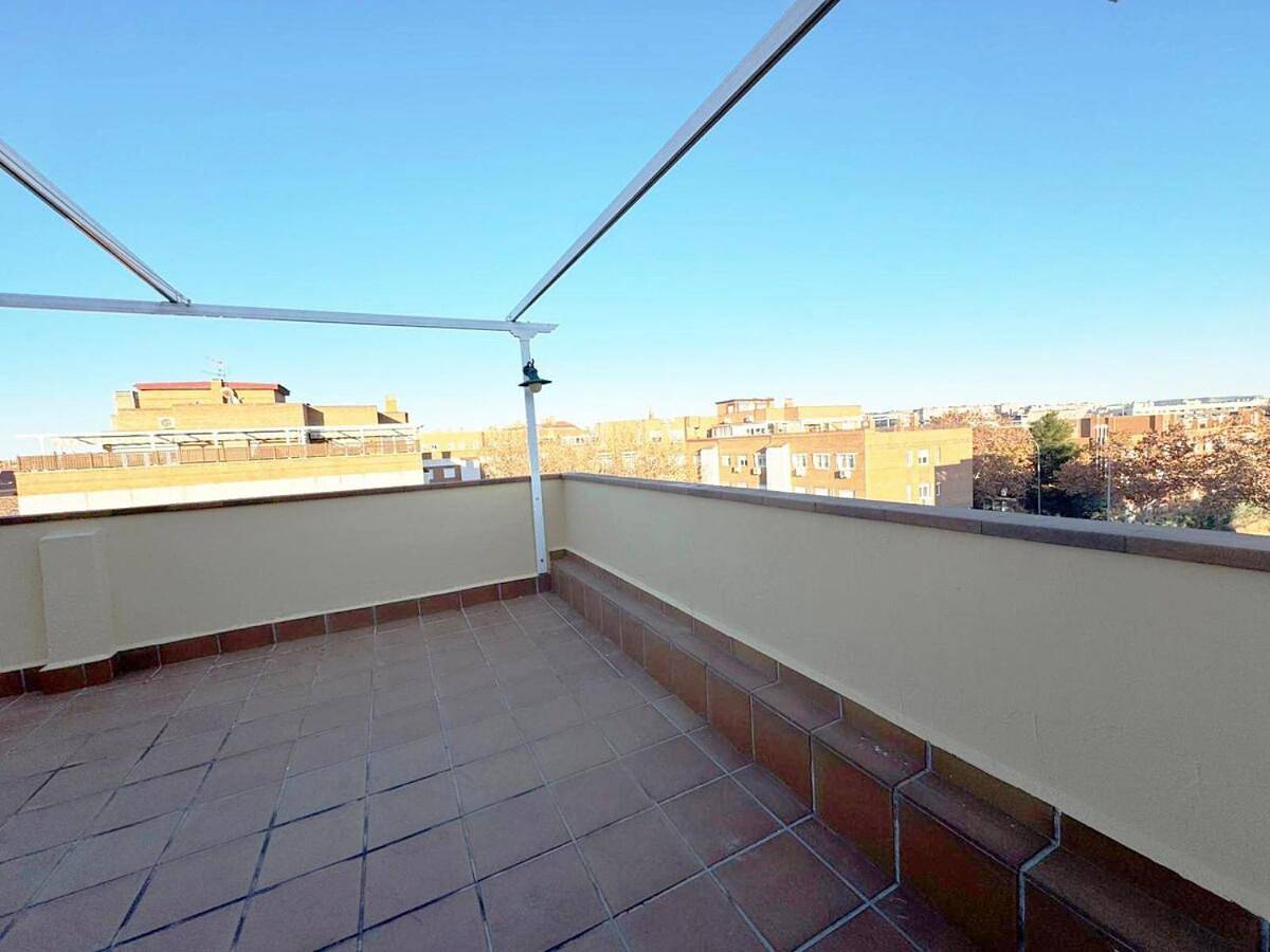 Appartement entier, Madrid Luxe Oasis 4 Bedroom with Terrace & Pool in Torrejón de Ardoz, Área Metropolitana de Madrid