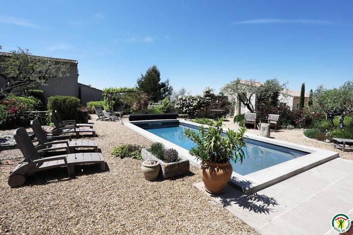 Cottage for 6 people, with pool and garden as well as terrace in Provence