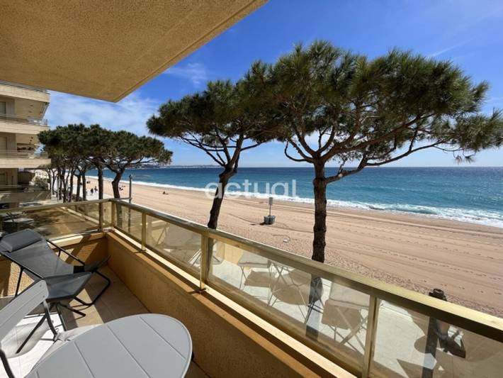 Apartamento entero, Apartamento renovado frente al mar, 2 habitaciones, aire acondicionado, parking in Platja d'Aro, Costa Brava