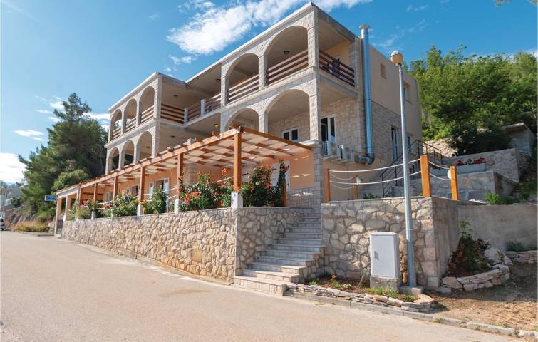 Apartamento moderno con piscina y cocina, a solo 2,5 km de la playa in Blato, Korcula