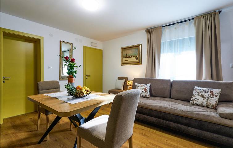 Reizende 2-Zimmer-Wohnung mit Pool, Terrasse und Parkplatz in Ivanska, Bjelovar-Bilogora