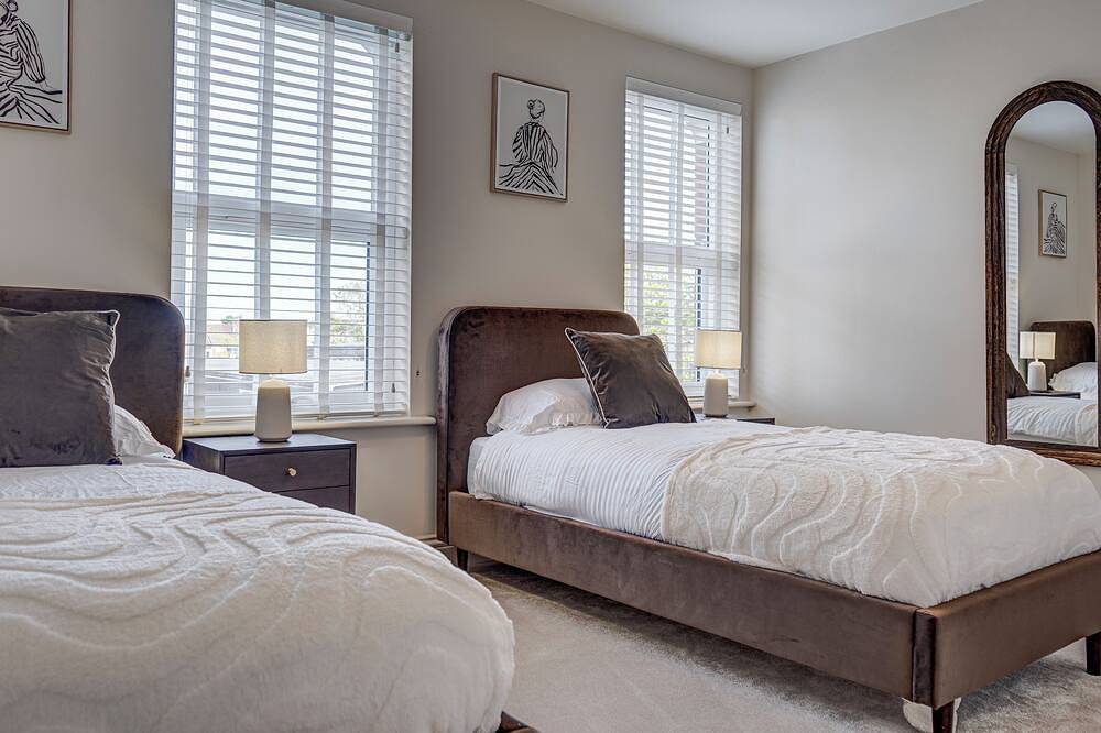 Savernake House | Stylish Stay for 6 + Parking in Swindon, North Wessex Downs
