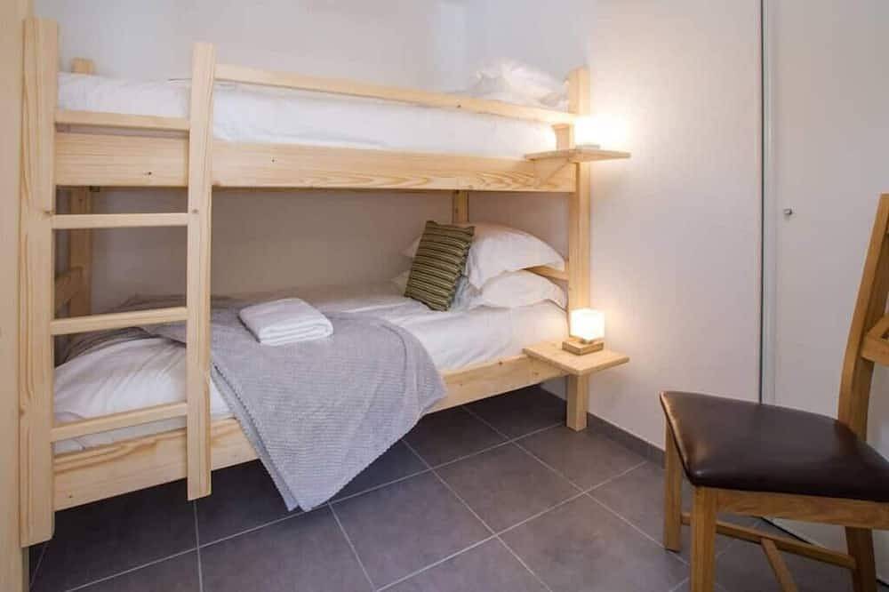 Entire apartment, Stylish 4 bedroom apartment, sleeps 7 people. Located next to Nyon telecabine. in Morzine, Les Portes du Soleil