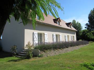 Gîte pour 8 personnes, avec piscine et terrasse, animaux acceptés à Vayrac