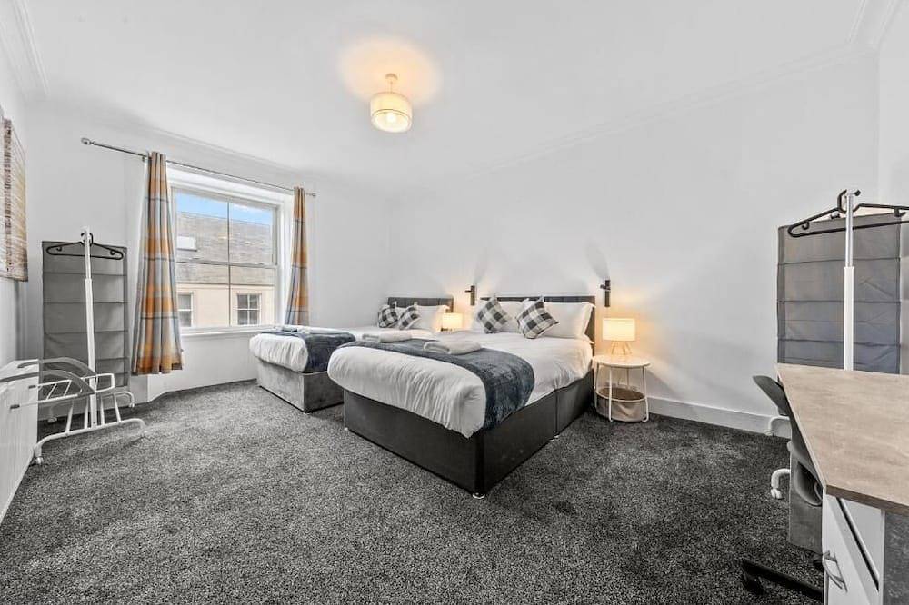 Luxe & Spacious Apt in Hawick -Fast Wifi -Sleeps13 | Walk to Everything in Scottish Borders