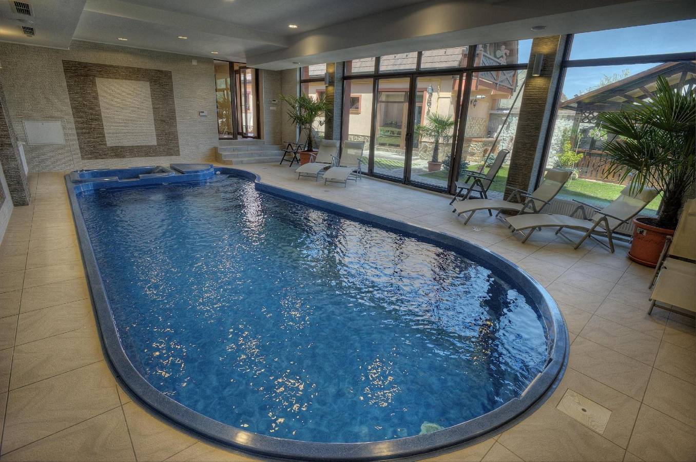 Kürzlich in eine Ferienvilla konvertiertes (2010), umfriedetes Haus aus der Sachsenzeit, mit privatem Indoor-Pool und Jacuzzi, Außenküche und Grillplatz in Karpaten
