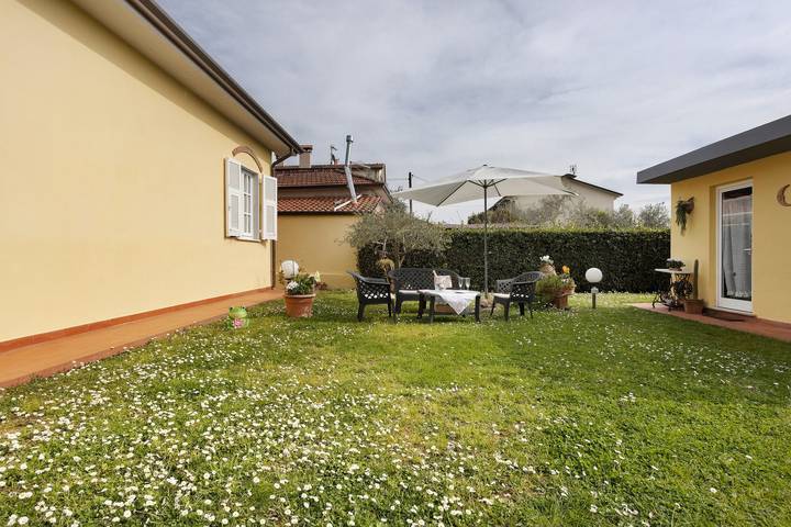 Appartamento intero, Appartamento 'Lunigiana - Casa Anita con Giardino Privato, Wi-Fi e Aria Condizionata' in Colombiera-Molicciara, Castelnuovo Magra