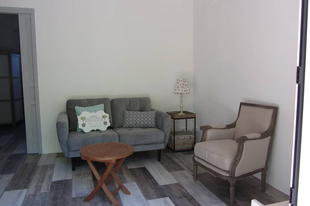 Beautiful bright two-room apartment, well located, without vis-à-vis in Fayence, Draguignan region