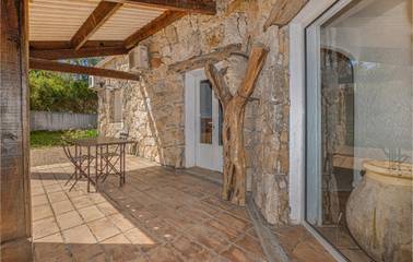 Location de vacances pour 9 personnes, avec piscine ainsi que jardin et terrasse à Figari