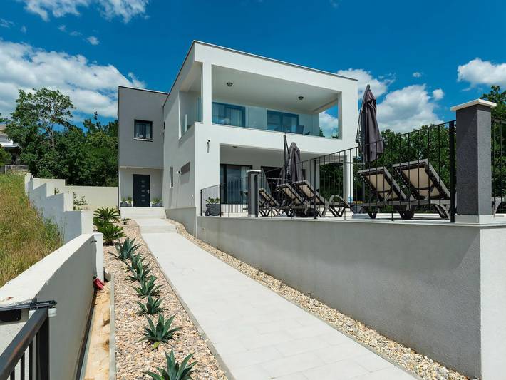 Villa für 10 Personen, mit Garten und Pool, kinderfreundlich in Jasenice - 4