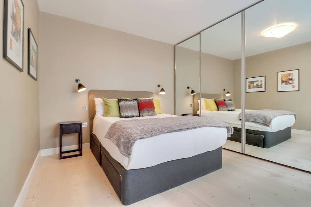 Entire apartment, Large Modern Designer Soho Flat with Aircon, 24 Hour Concierge and Terrace in London, South East England