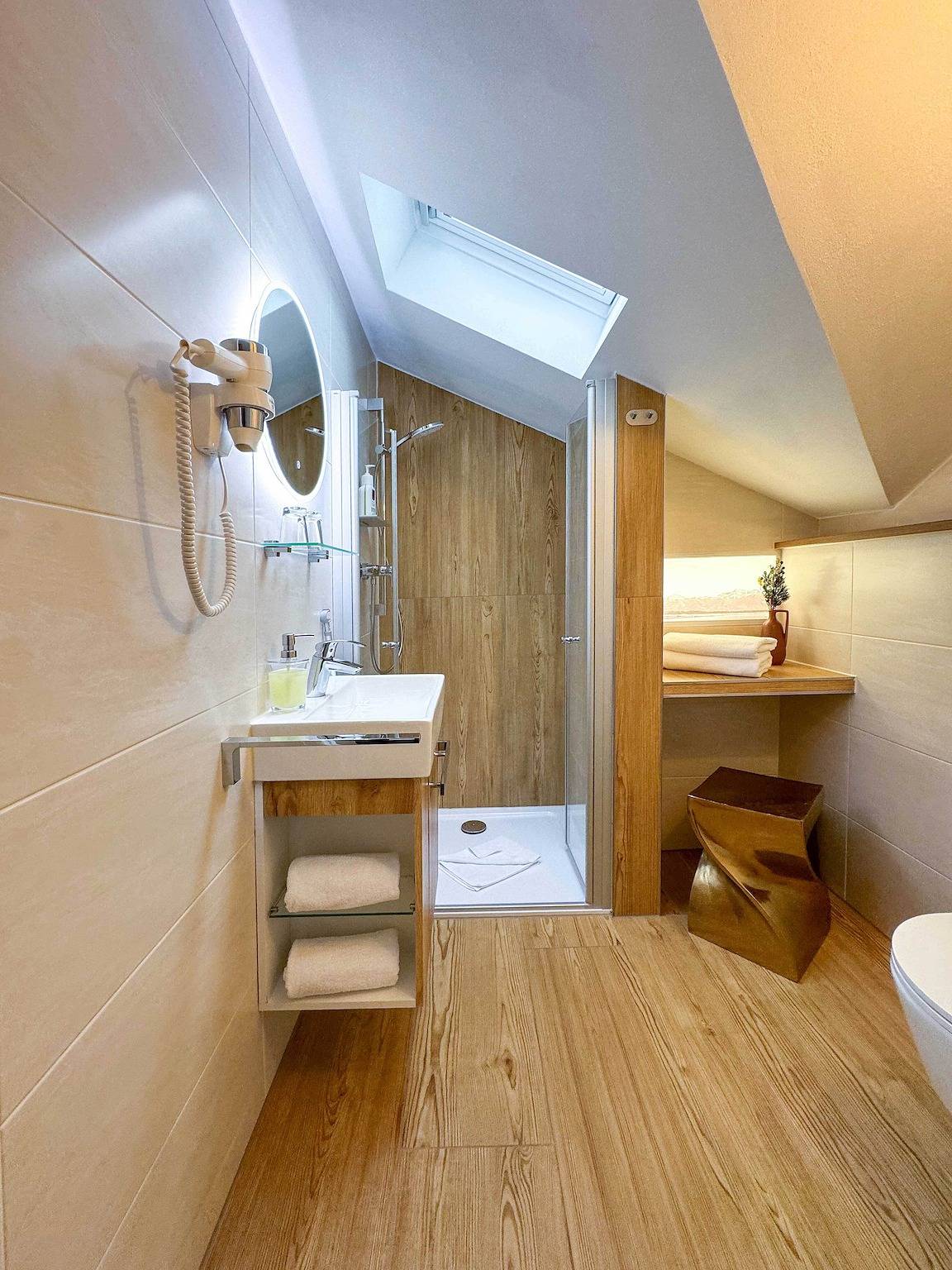 Gästehaus Sieben Zimmer am See - Komfort Doppelzimmer mit eigenem externen Badezimmer in Prien, Prien am Chiemsee