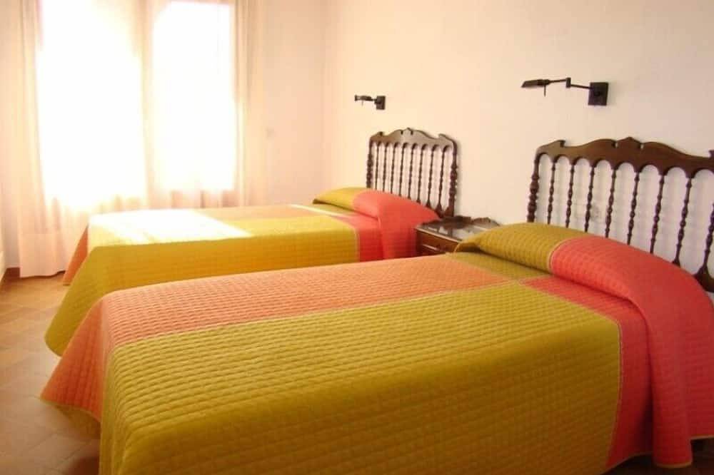 Villa a 6 km de la playa , gran jardin y barbacoa cerca de Begur in Regencós, Costa Brava