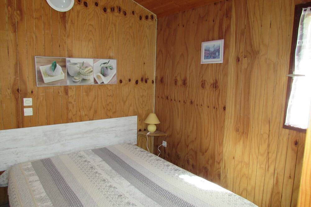 Chalets en bois dans village de gites avec terrasse, barbecue, piscine et clim in Corneilla-de-Conflent, Parc naturel régional des Pyrénées catalanes