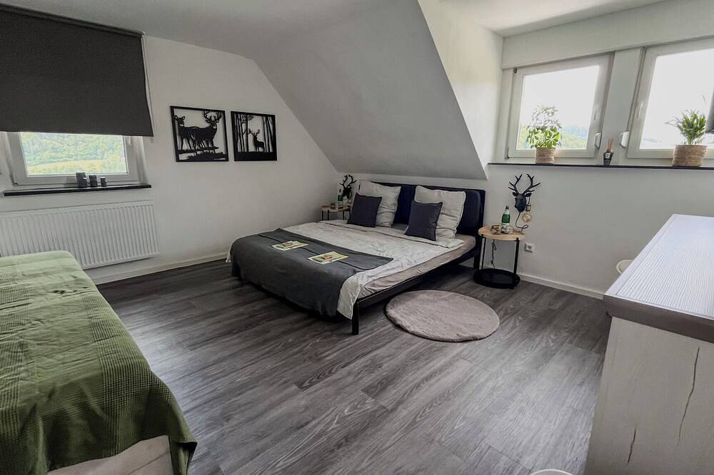 Ganze Wohnung, Ferienwohnung Eifelglück mit Blick auf die Kasselburg in Pelm, Vulkaneifel