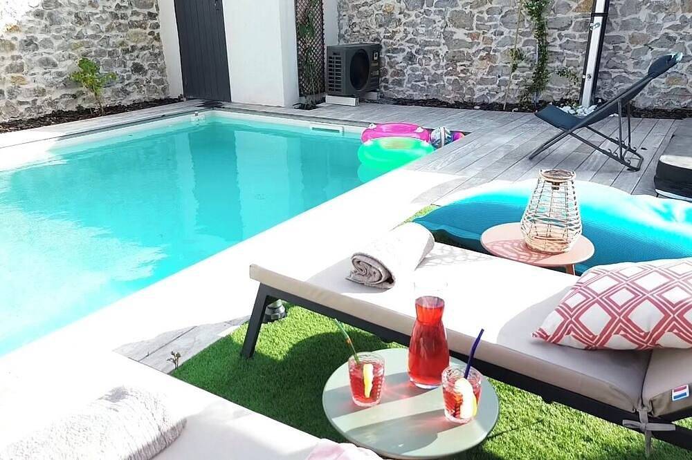 Luxury Villa with Year-Round Comfort and Saltwater Pool in Prime Location in Candillargues, Côte d'Améthyste