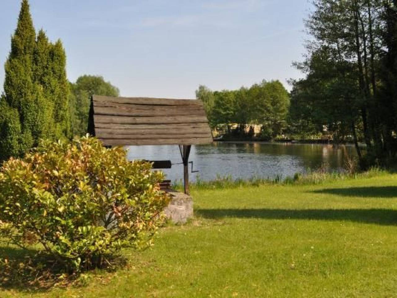 Idylle pur: Ferienhaus am See mit eigenem Garten in Neustadt am Rübenberge, Aller-Leine-Tal