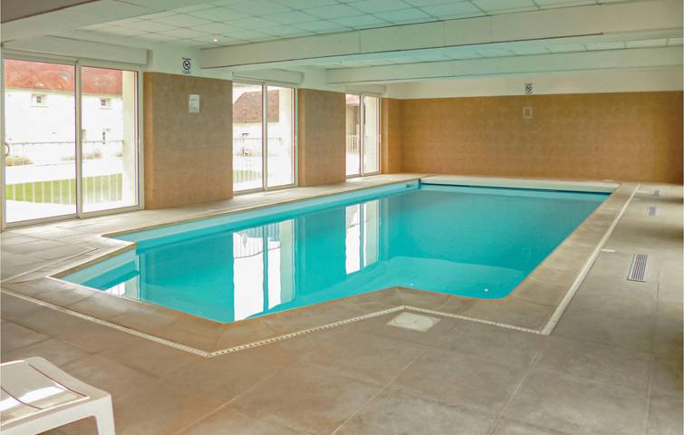 Retraite ensoleillée avec piscine, WiFi et parking in Vaudoy-en-Brie, Seine-et-Marne
