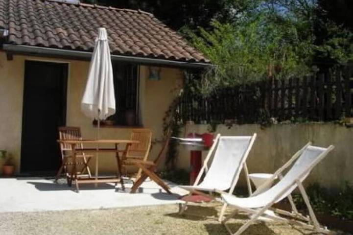 Gîte pour 3 personnes, avec jardin et terrasse, animaux acceptés à Saint-Antoine-d'Auberoche
