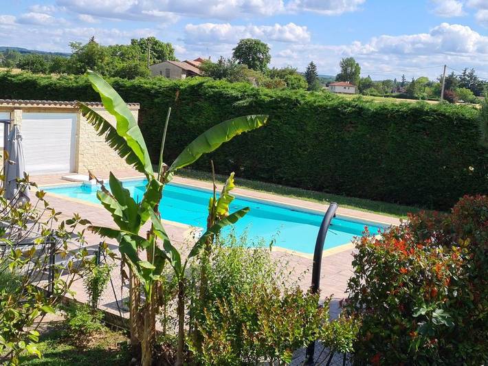 Location de vacances pour 4 personnes, avec Terrasse ainsi que Jardin et Piscine à Brens