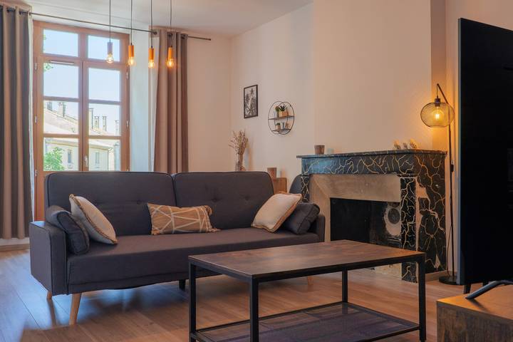 Apartamento entero, Apartamento «T4 acogedor en el centro» con Wi-Fi y aire acondicionado in Aubenas, Ardèche