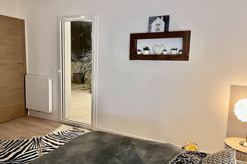 Entire apartment, Two-room attic apartment 210 m2 terrace in Bayonne, Bayonne region