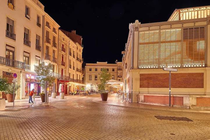 Entire holiday apartment, Paul Riquet's Birthplace - Les Halles View - A/C in Béziers, Mediterranean Coast (France)