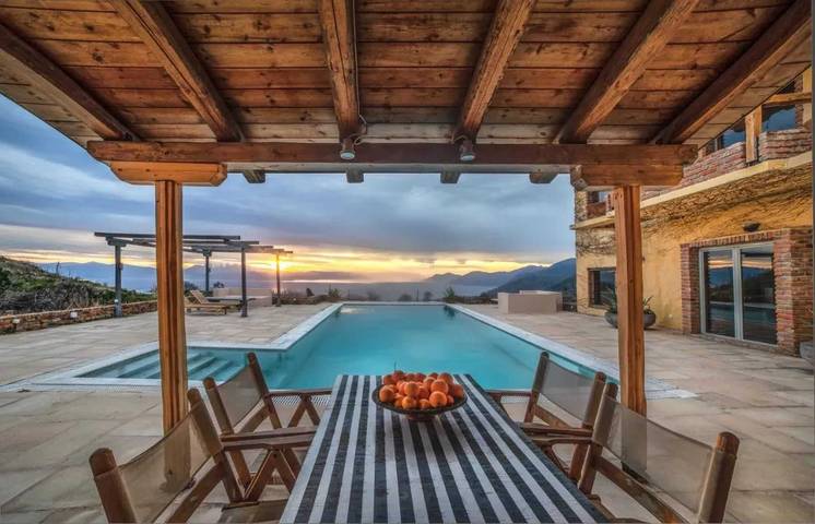 Villa per 13 persone, con balcone/terrazza e terrazza nonché piscina ad Eubea