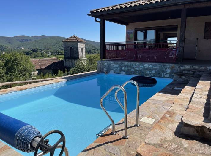 Gîte pour 9 personnes, avec piscine et terrasse
