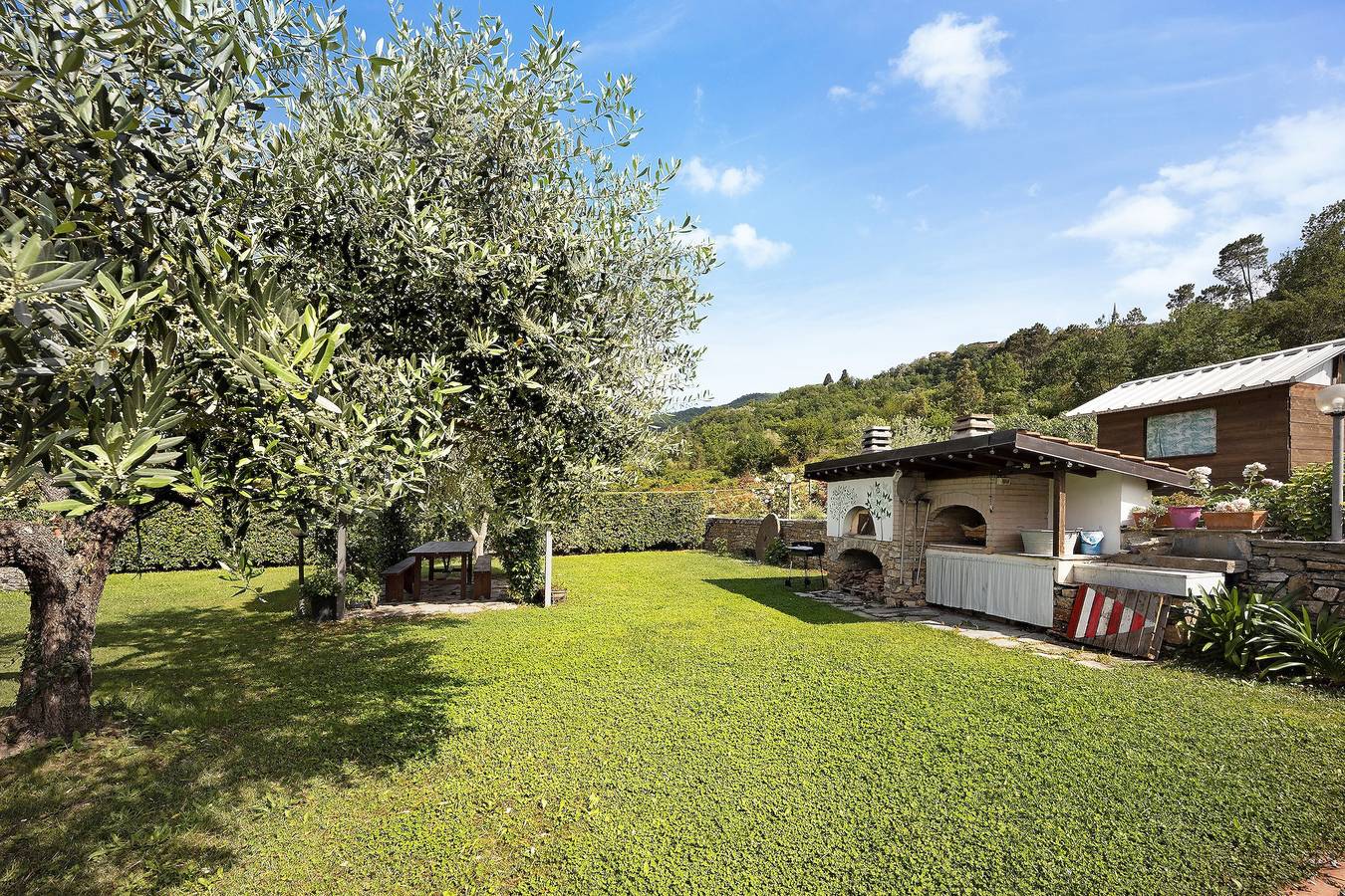 Appartamento intero, Appartamento "Mansarda Albero Verde con Piscina" Vista Montagna, Piscina, A/C & Wi-Fi in Casanova Lerrone, Riviera di Ponente