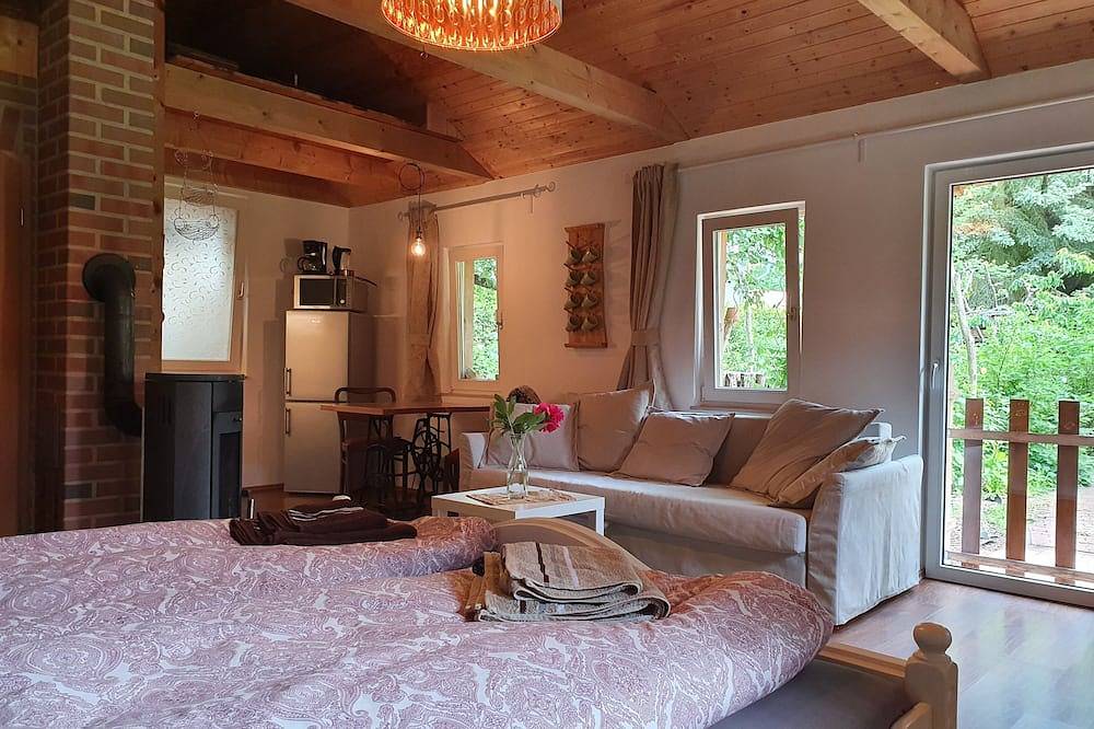 Liebevoll eingerichtetes Ferienhäuschen mit Terrasse mitten im Grünen in Langerwisch, Michendorf