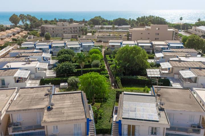 Entire apartment, Maestrale, holiday home with garden 100 meters from the sea in Dolcevita Beach, Ragusa