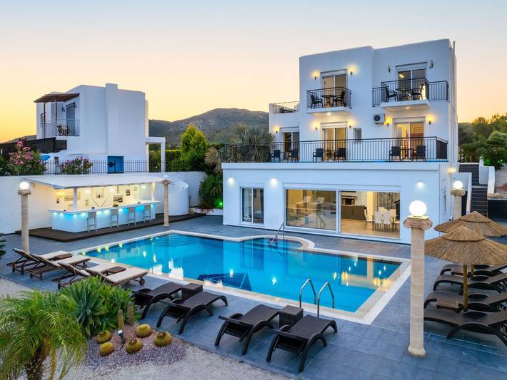 Ferienhaus für 10 Personen, mit Balkon und Terrasse sowie Garten und Pool