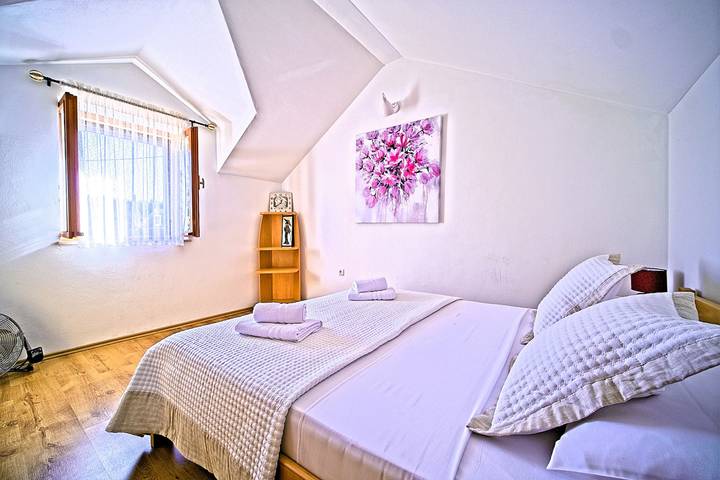 Villa Valentina mit Pool und nahe Strand in Selca, Brac