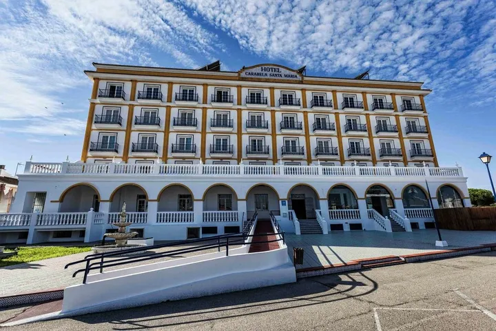 Hotel para 3 personas, con vistas además de piscina y balcón - 1