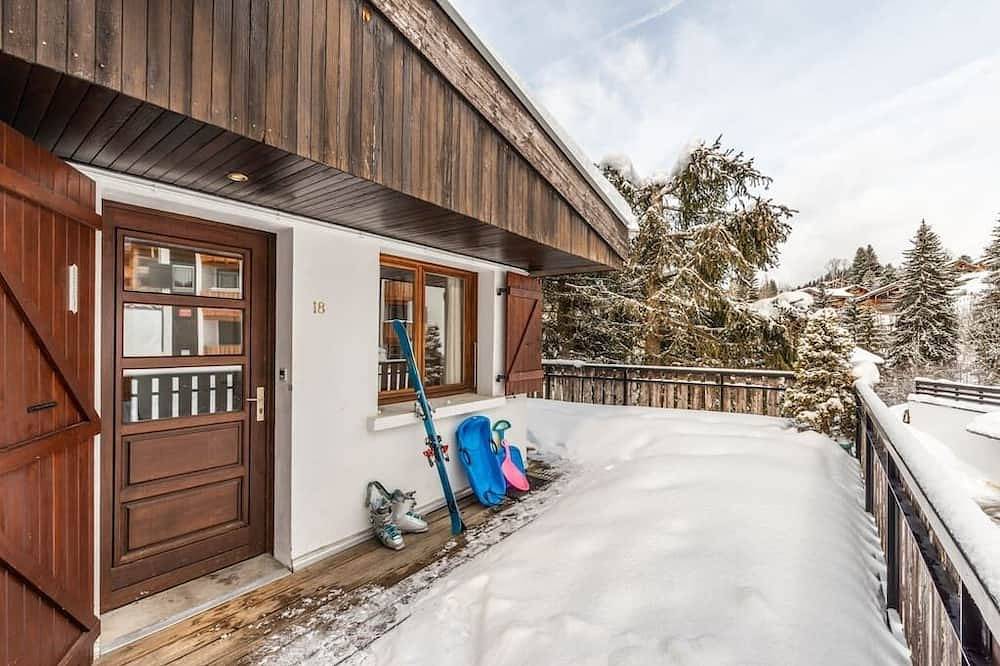 Appartement entier, 7 lits, 3 chambres, 2. 5 salles de bain, immense balcon, 30m des pistes, calme, 1km ville in Les Gets, Les Portes du Soleil