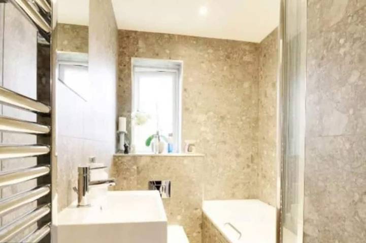 2Bed Recently renovated,modern house.train station in North Mymms, Hertfordshire