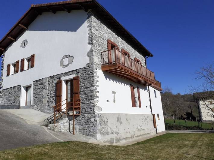 Casa rural para 12 personas, con Balcón y Terraza además de Jardín y Vistas en Cinco Villas (Navarra)