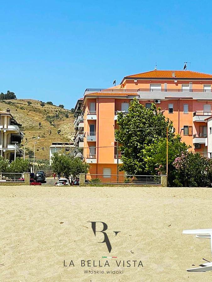 Gîte pour 10 personnes, avec terrasse et vue, animaux acceptés à Strongoli - 4