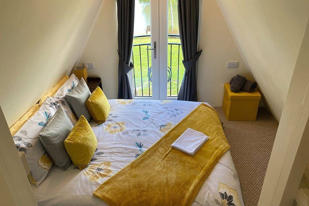 Widgeon is prime location on duck lake, bbq & Large Hot Tub with private fishing @tattershall lakes in Tattershall, Lincolnshire