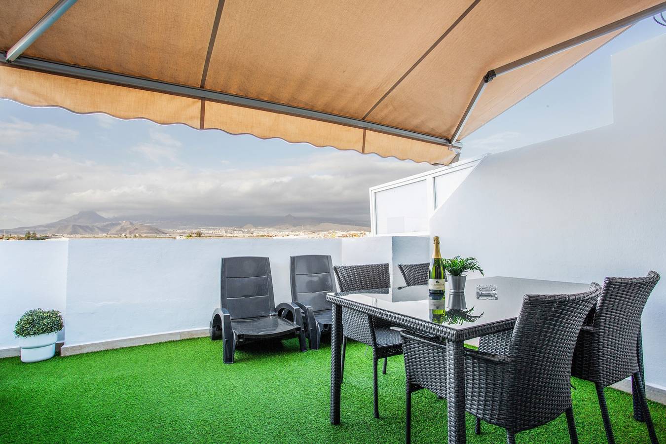 Apartamento entero, Apartamento Vacacional 'Precioso Ático Vista Teide' con Vista a la Montaña, Wi-Fi y Aire Acondicionado in Las Galletas, Arona 