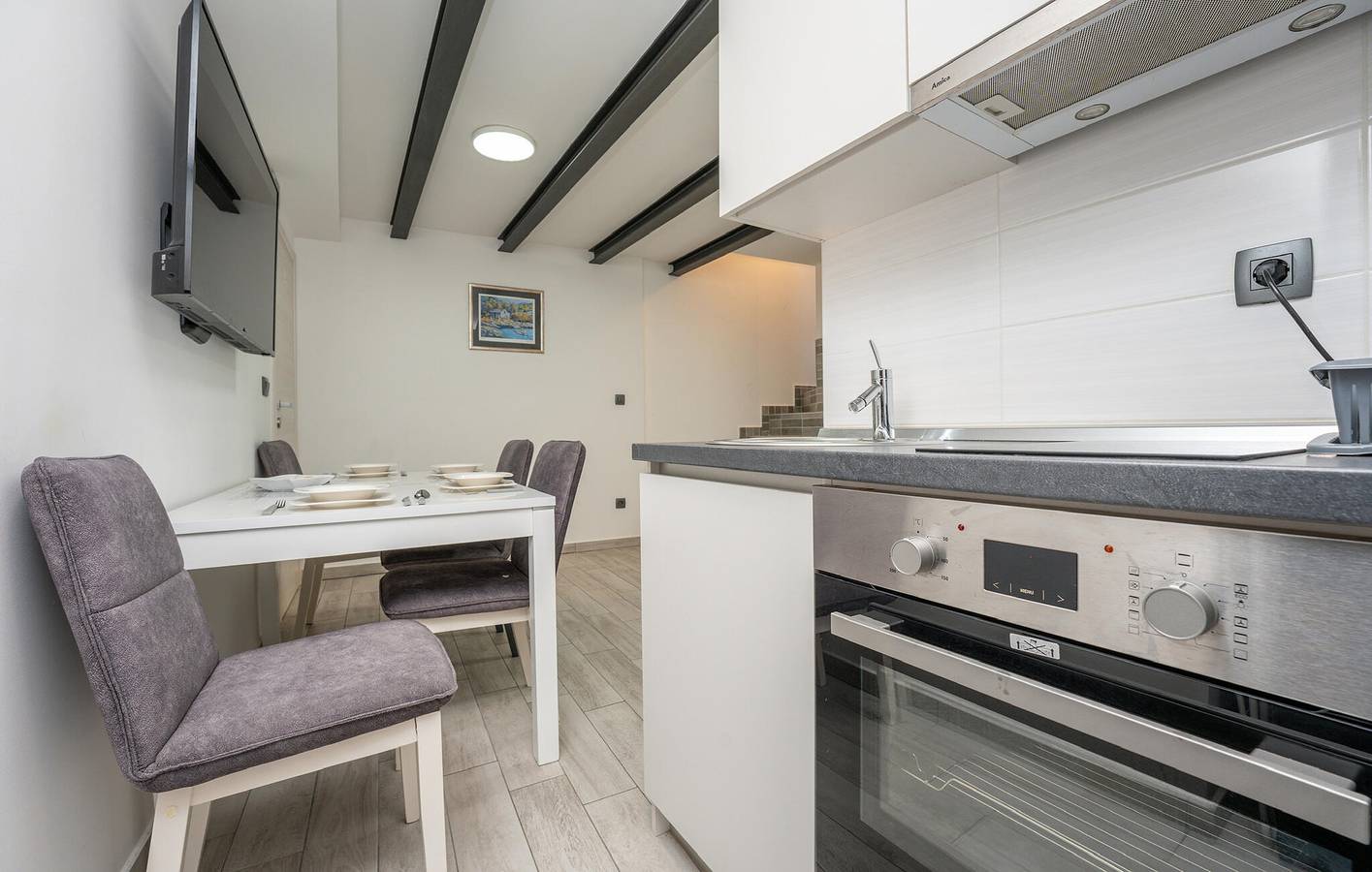 Ganze Ferienwohnung, Gemütliche 1-Zimmer-Wohnung mit Klimaanlage, WLAN und 700 m zum Strand in Biograd na Moru, Zadar