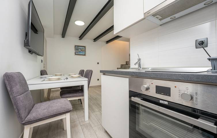 Ganze Ferienwohnung, Gemütliche 1-Zimmer-Wohnung mit Klimaanlage, WLAN und 700 m zum Strand in Biograd na Moru, Zadar