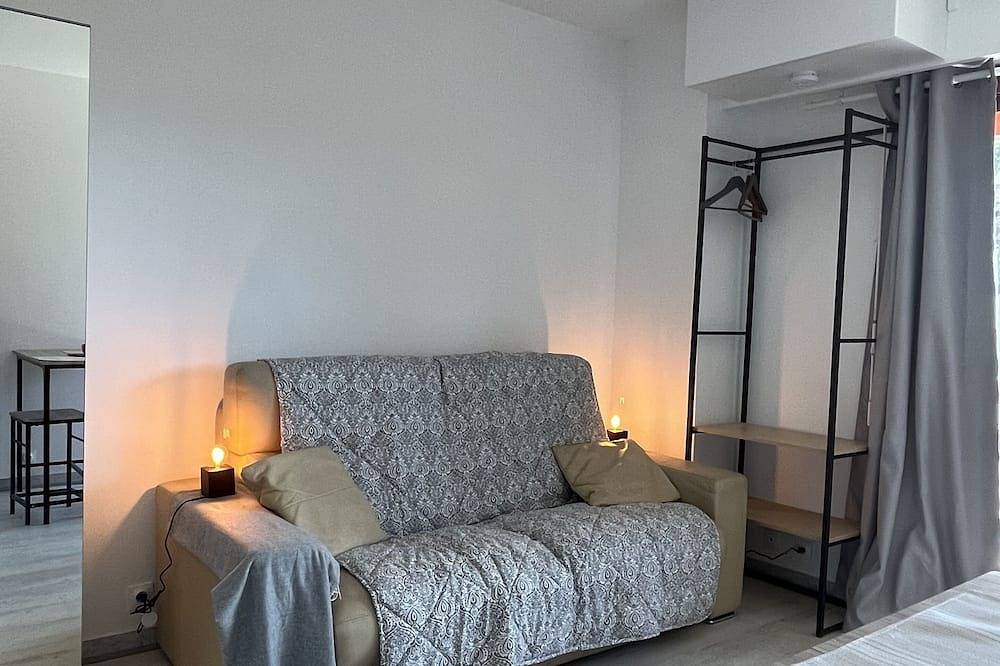 Appartement entier, Charmant Studio avec terrasse et parking à Vence in Vence, Côte méditerranéenne (France)