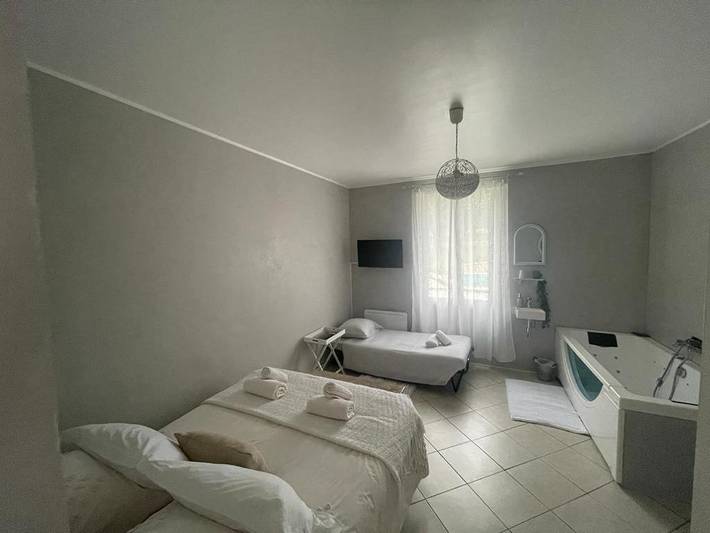 Chambre d’hôte pour 2 personnes, avec jacuzzi ainsi que piscine et jardin dans la Sarthe - 4