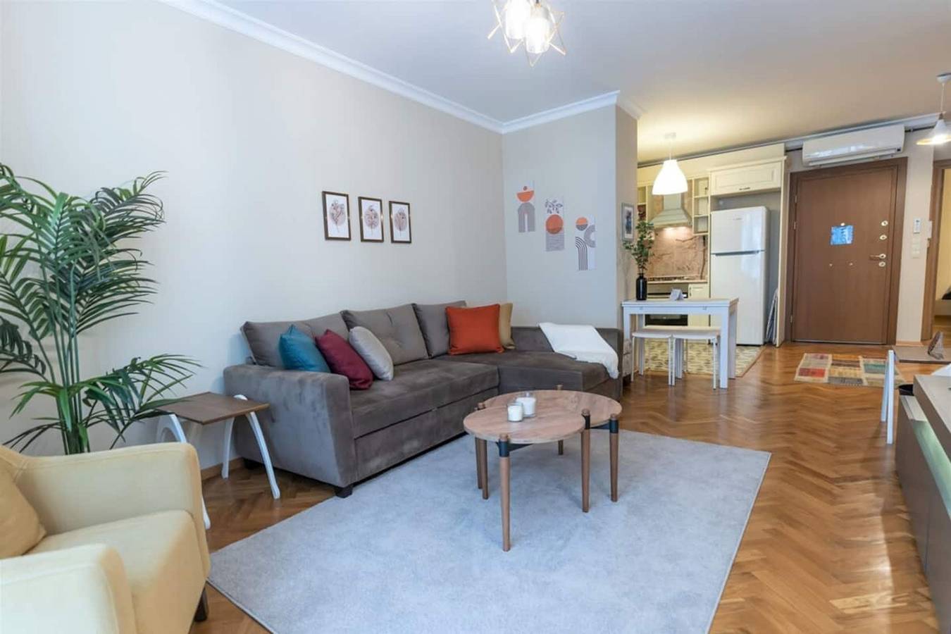 Entire apartment, Taksim Spacious 2Br Apt: Cozy Interiors in Beyoğlu, Istanbul