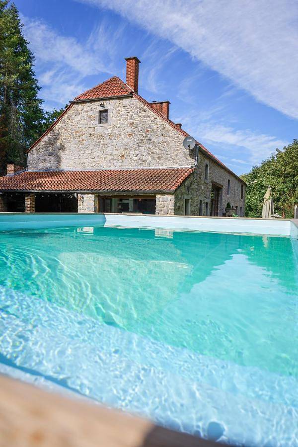 Cottage pour 26 personnes, avec piscine ainsi que jardin et jacuzzi dans Hainaut