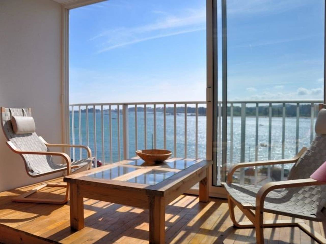 Entire apartment, Duplex apartment with terrace, sea view, 100m from beaches, Trégastel in Trégastel, Pink Granite Coast