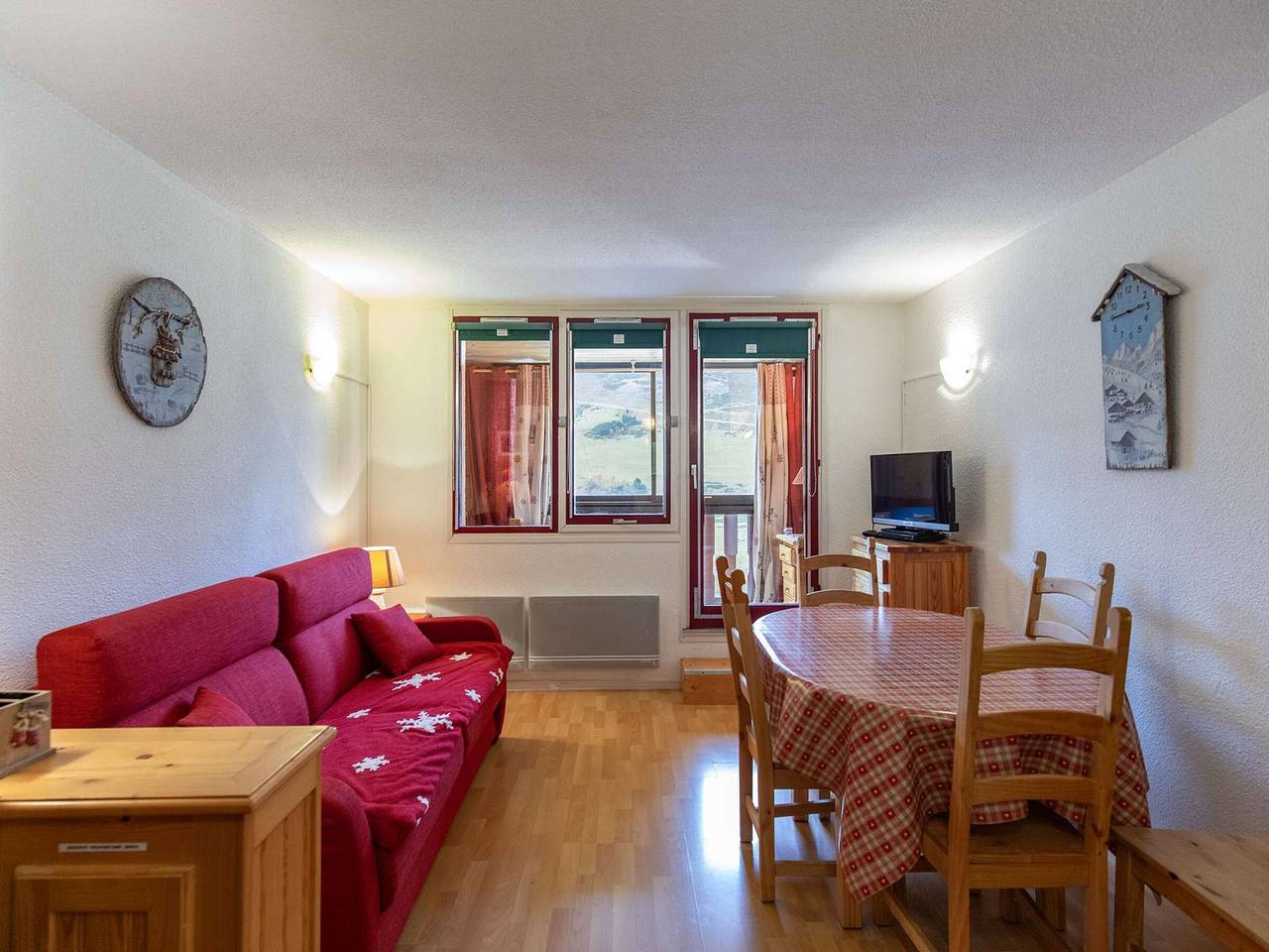 Entire apartment, Cozy Studio for 5 with South-Facing Balcony in La Mongie in La Mongie, Bagnères-de-Bigorre